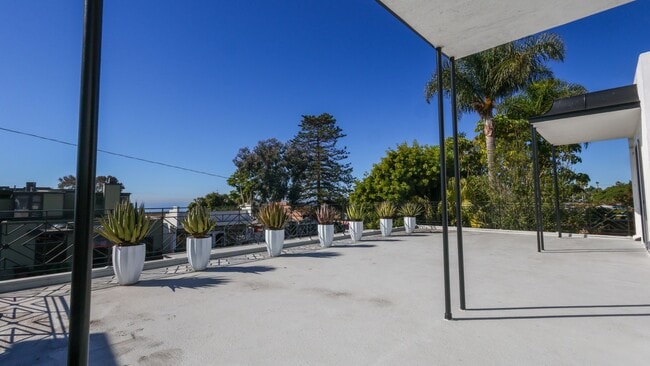 Building Photo - 1220 N Coast Hwy