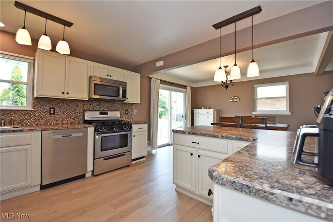 Building Photo - 37 E Meadowlawn Blvd