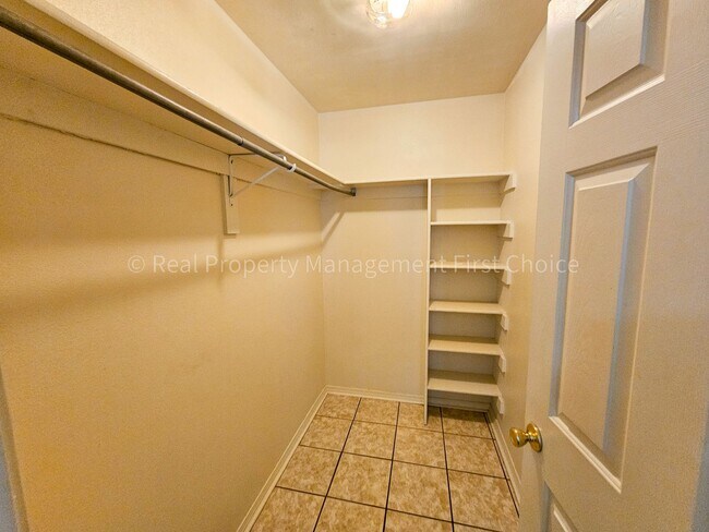 Building Photo - Nice 3 Bedroom/2 Bathroom Duplex off Jenny...