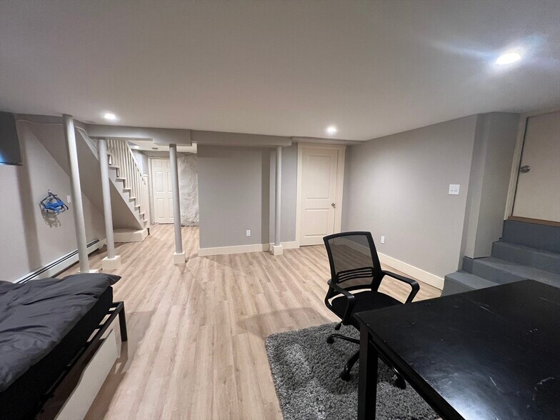 Building Photo - 39 Snow St