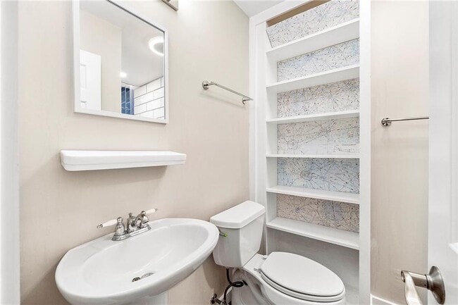 Building Photo - 235 Hillside Dr NW