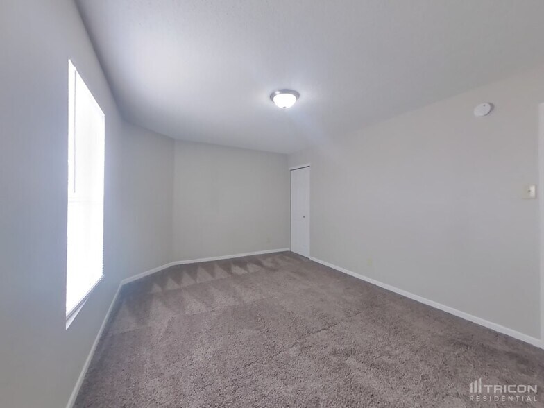 Building Photo - 9141 Bainbridge Dr