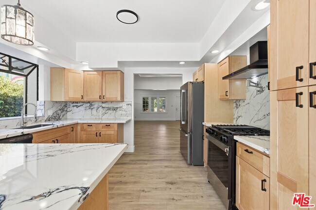 Building Photo - 641 N Martel Ave