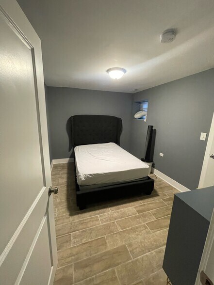 Furnished $2331 Per Month - 4836 S Michigan Ave