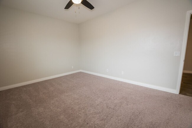 Building Photo - Executive home in The Estates at Holiday! ...