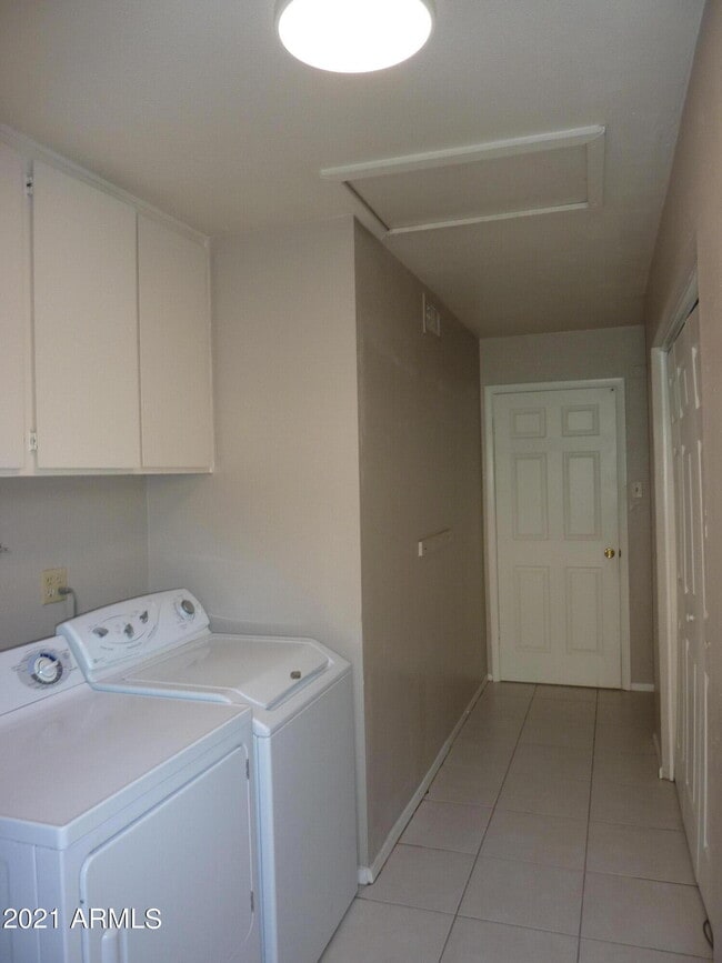 Building Photo - 607 E Diamond Dr