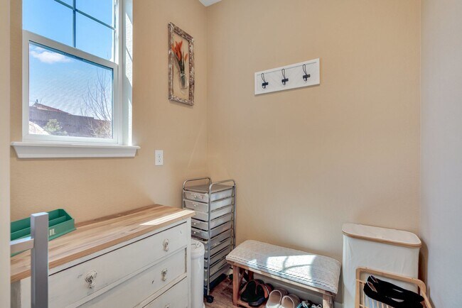 Building Photo - 5 Bed 4 Bath Home in Elizabeth