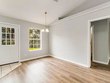 Building Photo - Renovated 2 bed 2 bath unit!