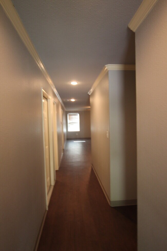 Building Photo - 2538-2538 Westminster Dr