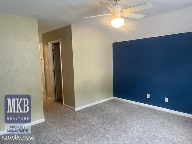 Building Photo - Luxurious 4 Bd/3.5Ba home located in The G...