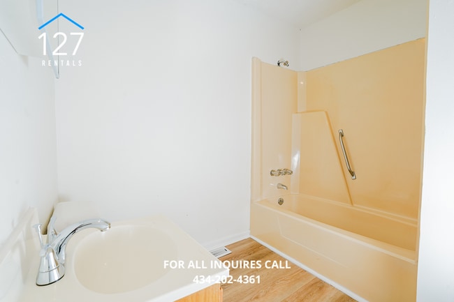 Building Photo - Charming Renovated 1-Bedroom Apartment in Madison Heights!