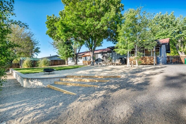 Building Photo - 2655 Parkway Dr
