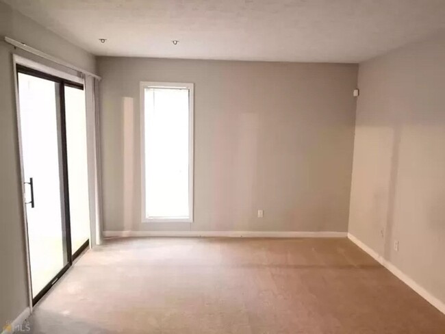 Building Photo - Room in 2 Bedroom Condo at Roberts Dr