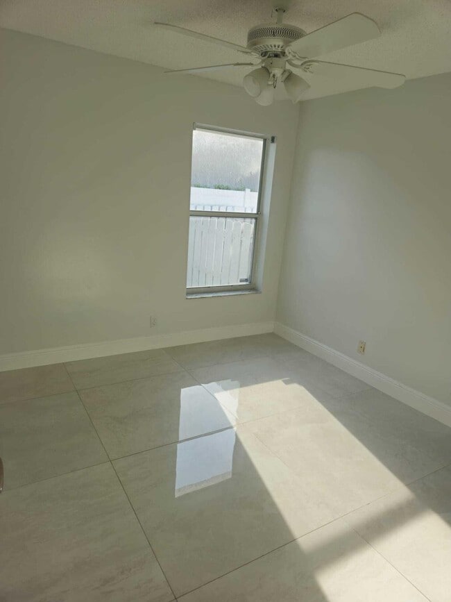 Building Photo - 5293 Oakmont Village Cir