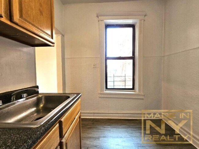 Building Photo - 1 bedroom in ASTORIA NY 11103