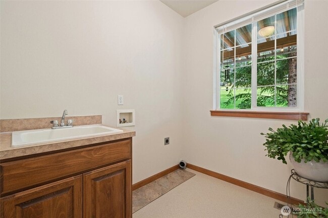 Building Photo - STUNNING 3 BEDROOM IN ALDERBROOK