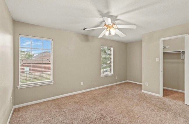 Building Photo - 10807 Oak Bayou Ln
