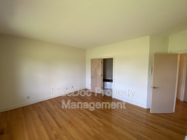 Building Photo - 11225 N Club Dr