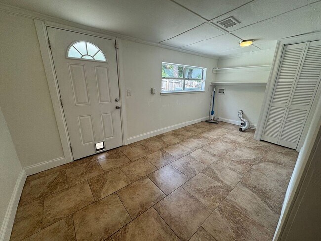 Building Photo - Pensacola - North Hill - 2 bed, 2 bath