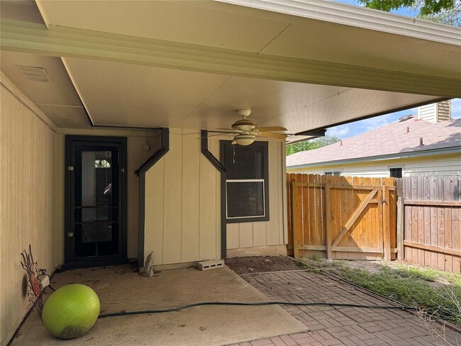 Building Photo - 709 Shade Tree Dr