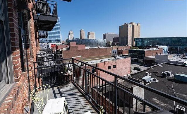 Private Balcony - 1535 Walnut St