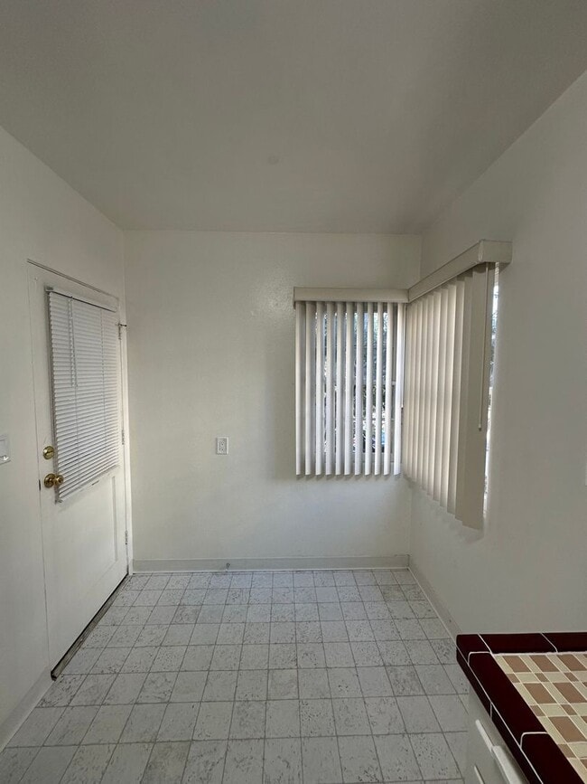 Building Photo - 505 W Maple St