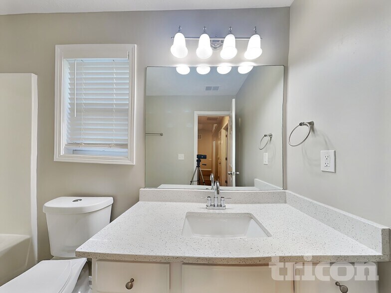 Building Photo - 449 Sarah's Ln