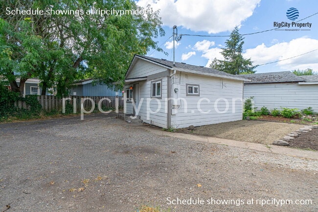 Building Photo - 424 Division St