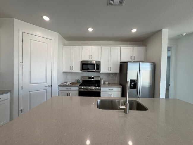 Building Photo - 3 bed 2.5 bath brand new home