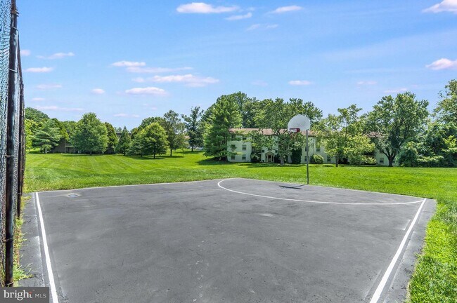 Building Photo - 5805 Royal Ridge Dr