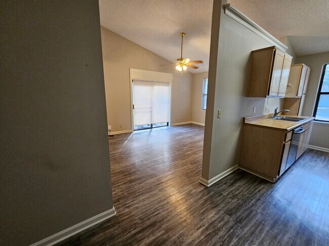 Building Photo - 108 E Lakemont Dr