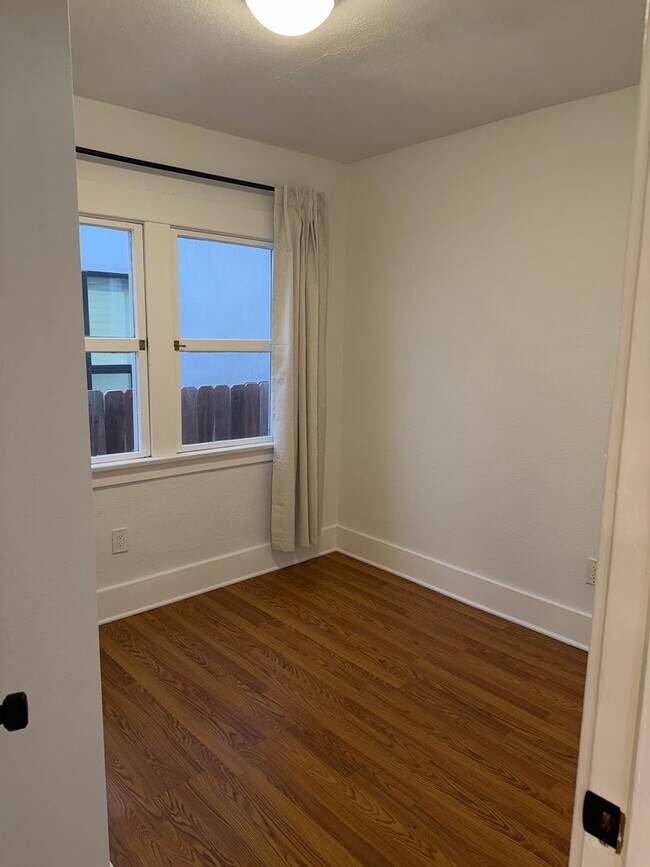 Building Photo - 603 8th St