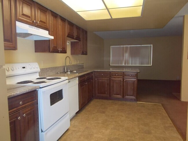 Building Photo - 2 Bedroom 1 Bath Upstairs Unit - Move in Ready