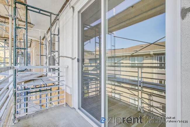 Building Photo - 1 br, 1 bath Condo - 301 Crescent Court, S...