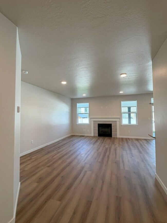 Building Photo - 421 Needlegrass Ln