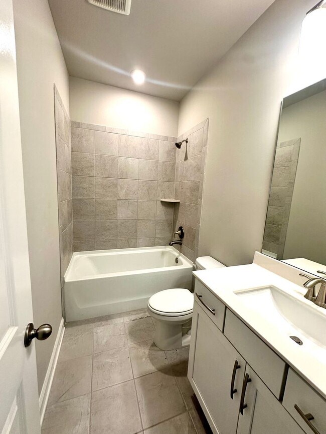 Building Photo - 4 bedroom, 3.5 bath townhouse in a swim community located in Woodstock, GA. Within walking distan...