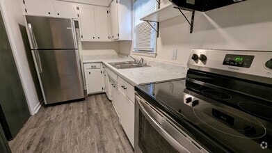 Building Photo - Beautiful Remolded Home minutes from Downt...