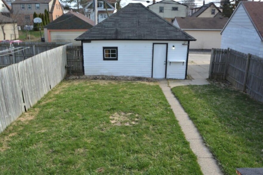 Backyard (shared) - 1315 Michigan Ave
