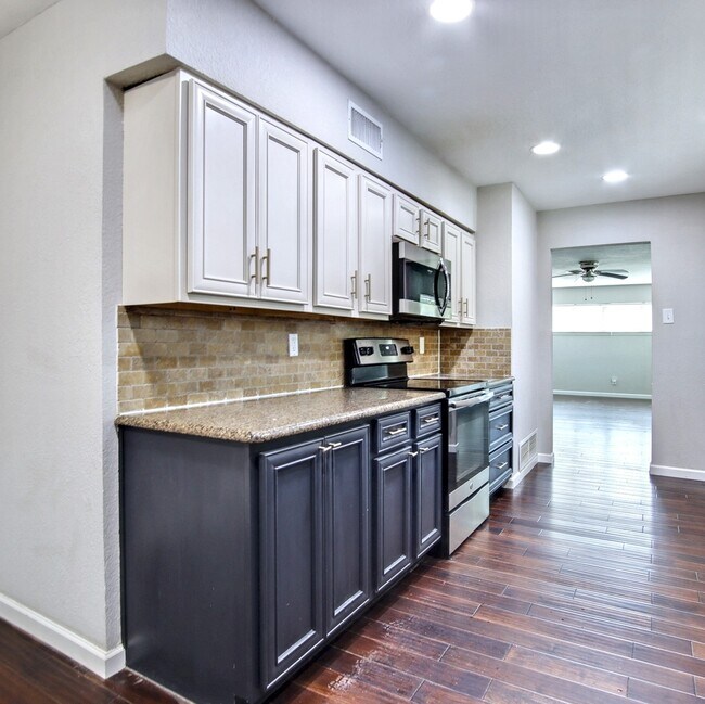 Building Photo - 1520 Sunnybrook Dr