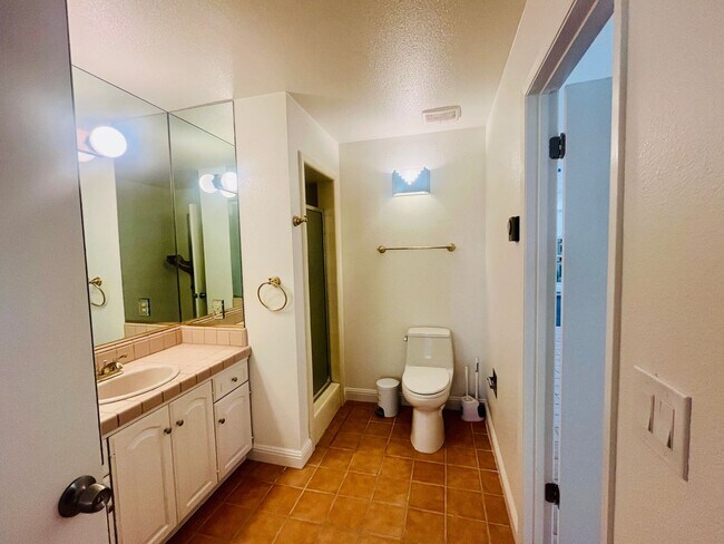 Building Photo - Extraordinary home with expansive yard on a flag lot in Mountain View.  Great Location and Schools.