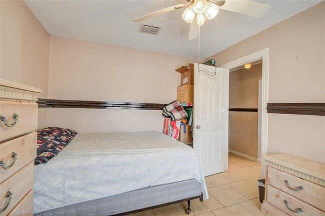 Building Photo - 806 Coolwood Dr