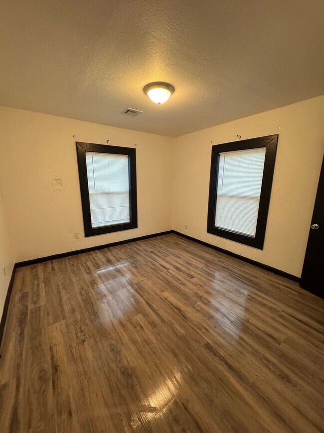 Building Photo - 2 Bedroom 1 Bath Remodeled Farmhouse for Rent