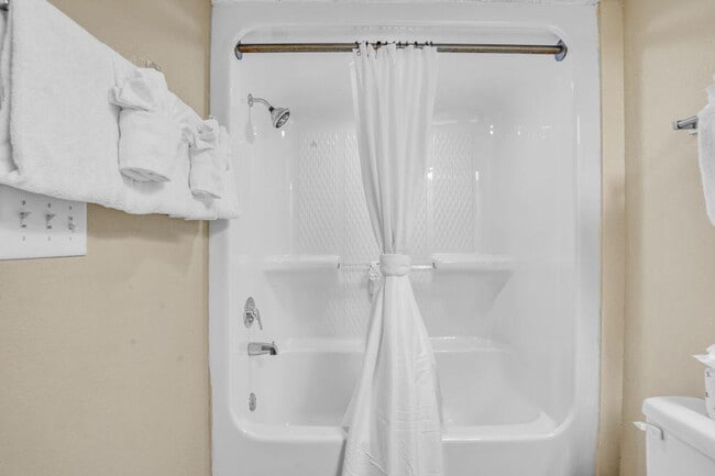 Building Photo - 3548 Alexandria Ave