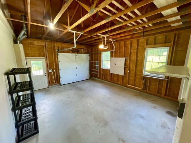 Building Photo - 2-Bed Single Family in New London!