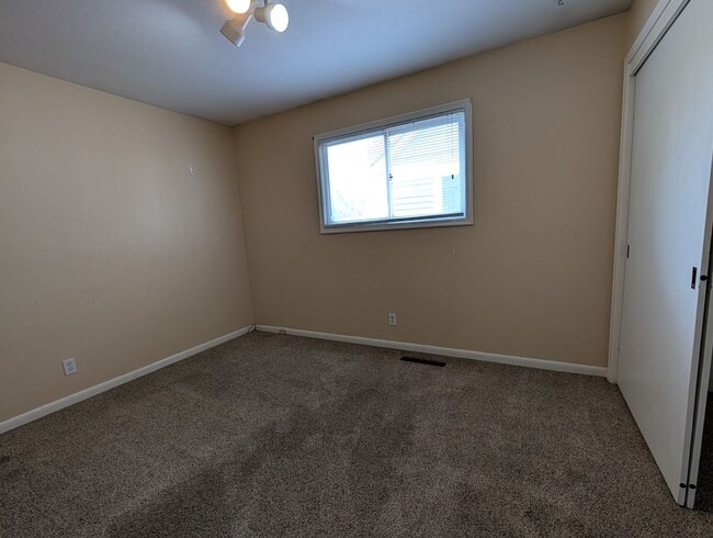 Building Photo - Spacious 3 Bedroom Normal Hill House with Large Garage