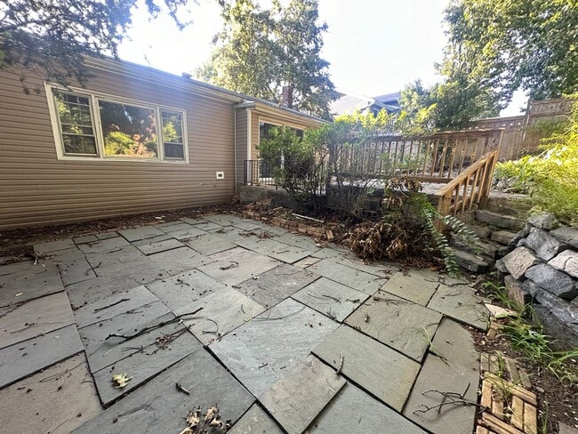 Building Photo - Charming 3 Bed with 2 Baths