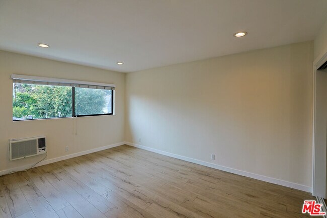 Building Photo - 1277 W 23rd St