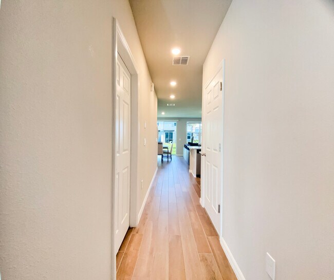Building Photo - 561 Legacy Lp