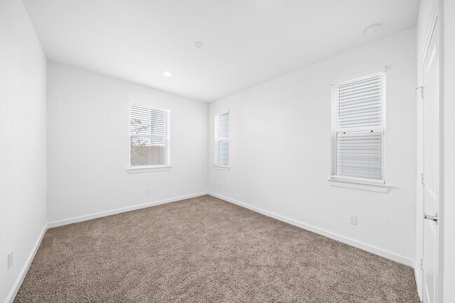 Building Photo - 1502 Noble Pk Dr