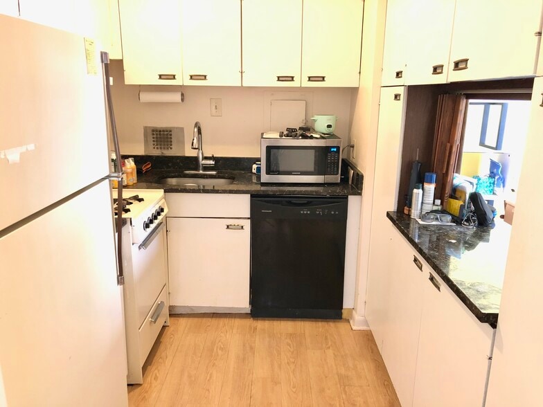 Kitchen - 950 25th St NW